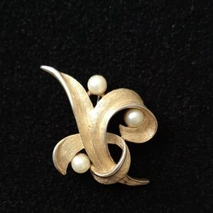 Elegant Estate Jewelry Vintage Gold-tone and White Pearl Brooch Stamped Emmons